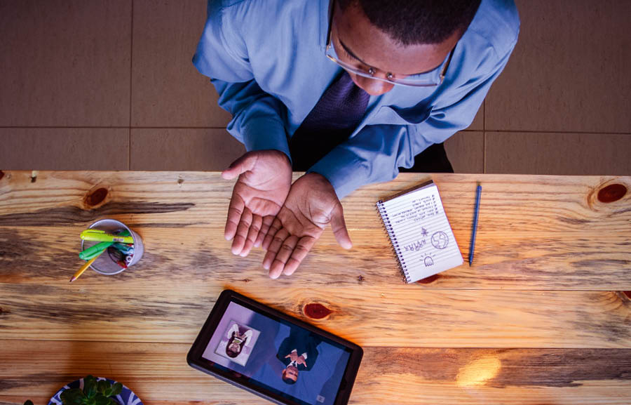 El mismo hermano joven preparándose para predicar por teléfono. Está buscando textos bíblicos y haciendo breves anotaciones.