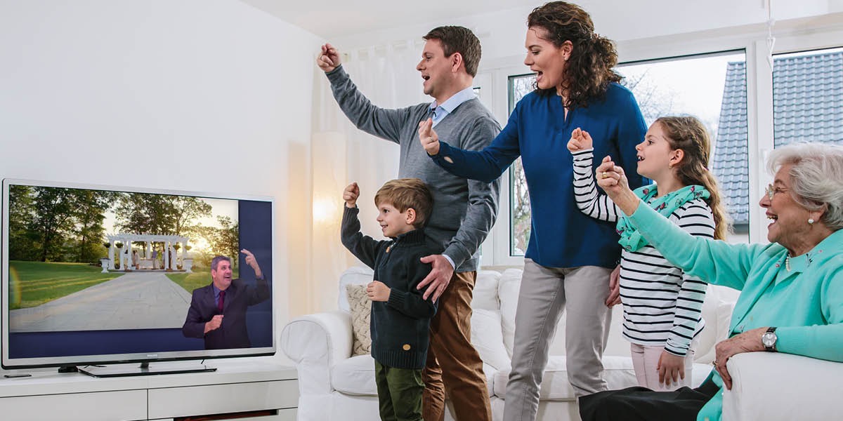 Hermanos cantando con una guitarra en un parque