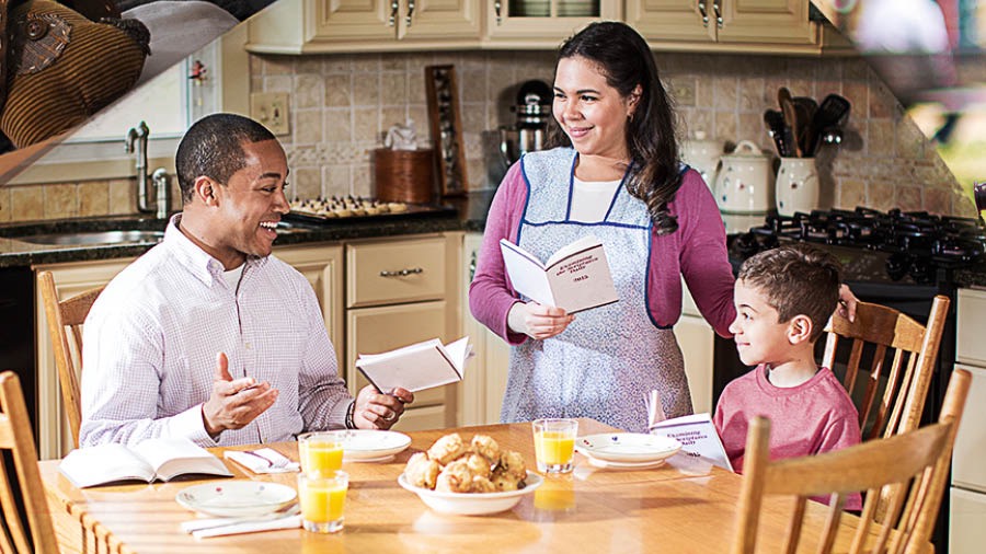 Imágenes de un padre cuidando de su familia de diferentes formas: 1) hablando con su hijo antes de que su hijo se duerma; 2) analizando el texto diario con su esposa y su hijo; 3) enseñándole a su hijo a andar en bicicleta