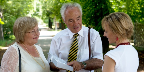 Ernest Loedi y su esposa, Rose, hablando de la Biblia con una señora