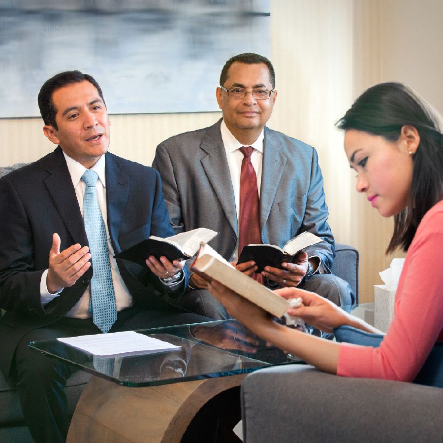 Dos ancianos hablan con una hermana