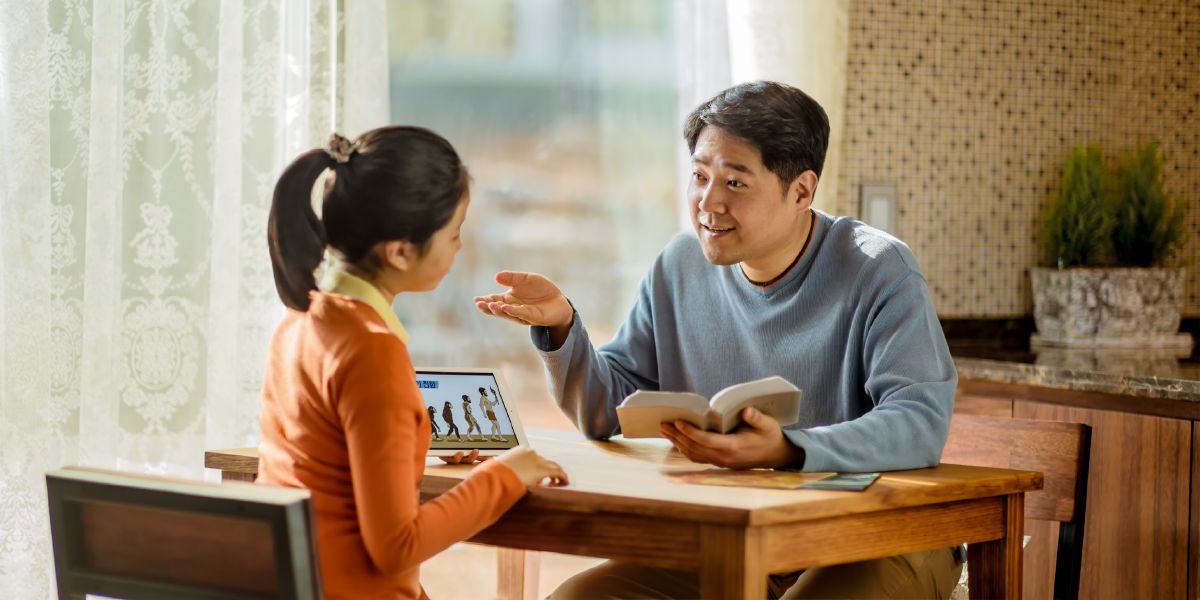 Un padre razona con su hija usando la Biblia