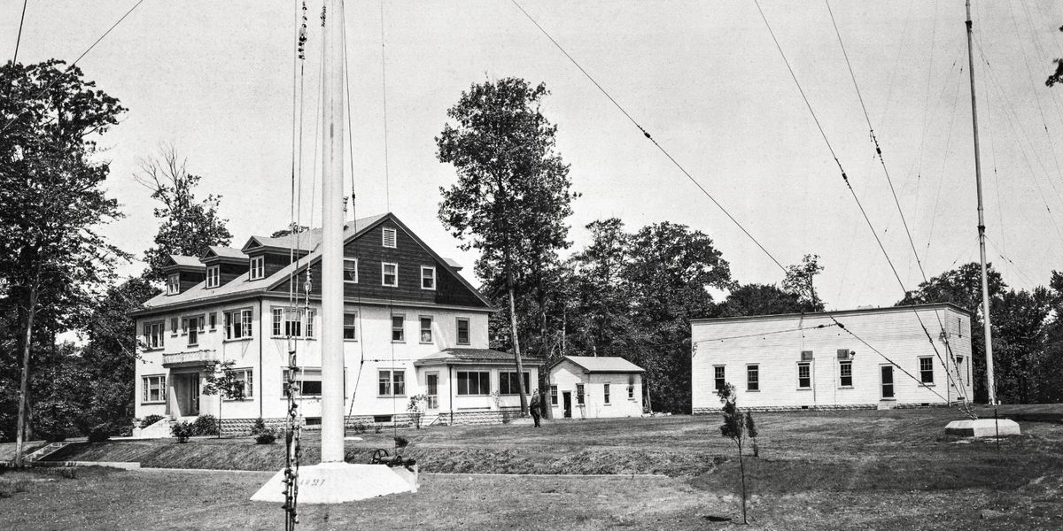 Vista de l’exterior de l’emissora de la ràdio WBBR, on es veu l’edifici d’administració, el generador elèctric i la part de baix de l’antena d’emissió.