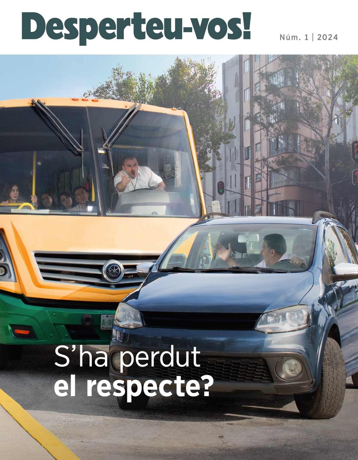 Un conductor d’autobús enfadat xillant a un altre conductor que li ha tallat el pas.