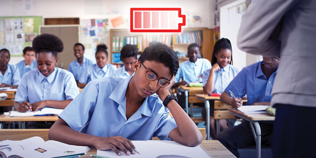 Un adolescent s’adorm en classe