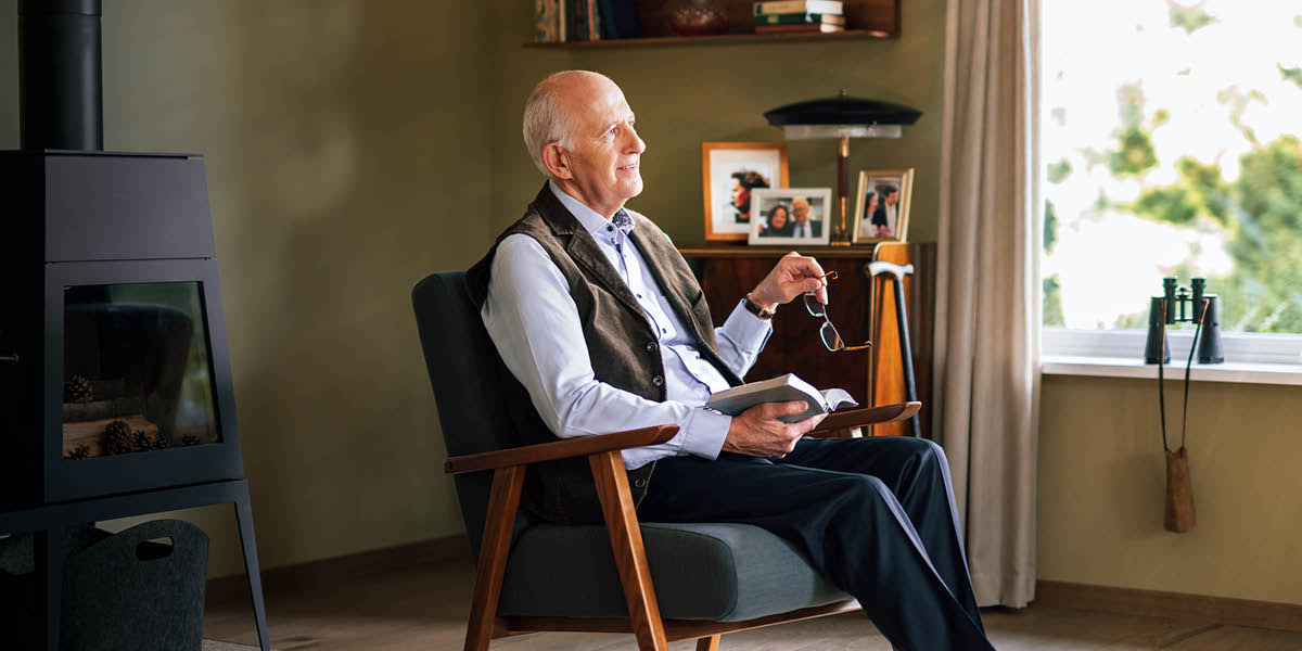 Un home major meditant en el que llig en la Bíblia.