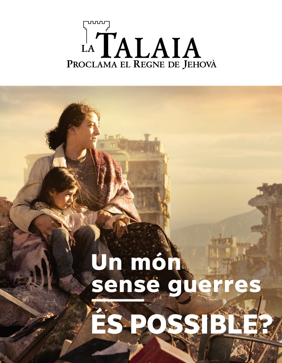 Una dona envolta a la seua filla amb el braç. Estan assentades sobre una pila d’enderrocs en una ciutat que ha sigut devastada per la guerra. Estan rodejades d’edificis destruïts.