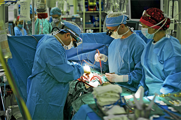 Mga doktor nga nag-opera nga wala mag-abonog dugo
