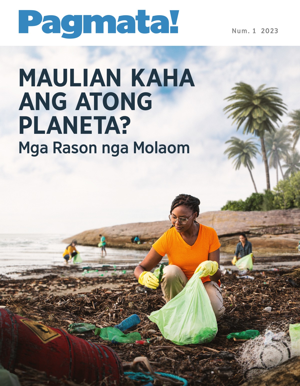 Grupo sa mga tawo nga namunit ug basura diha sa baybay.