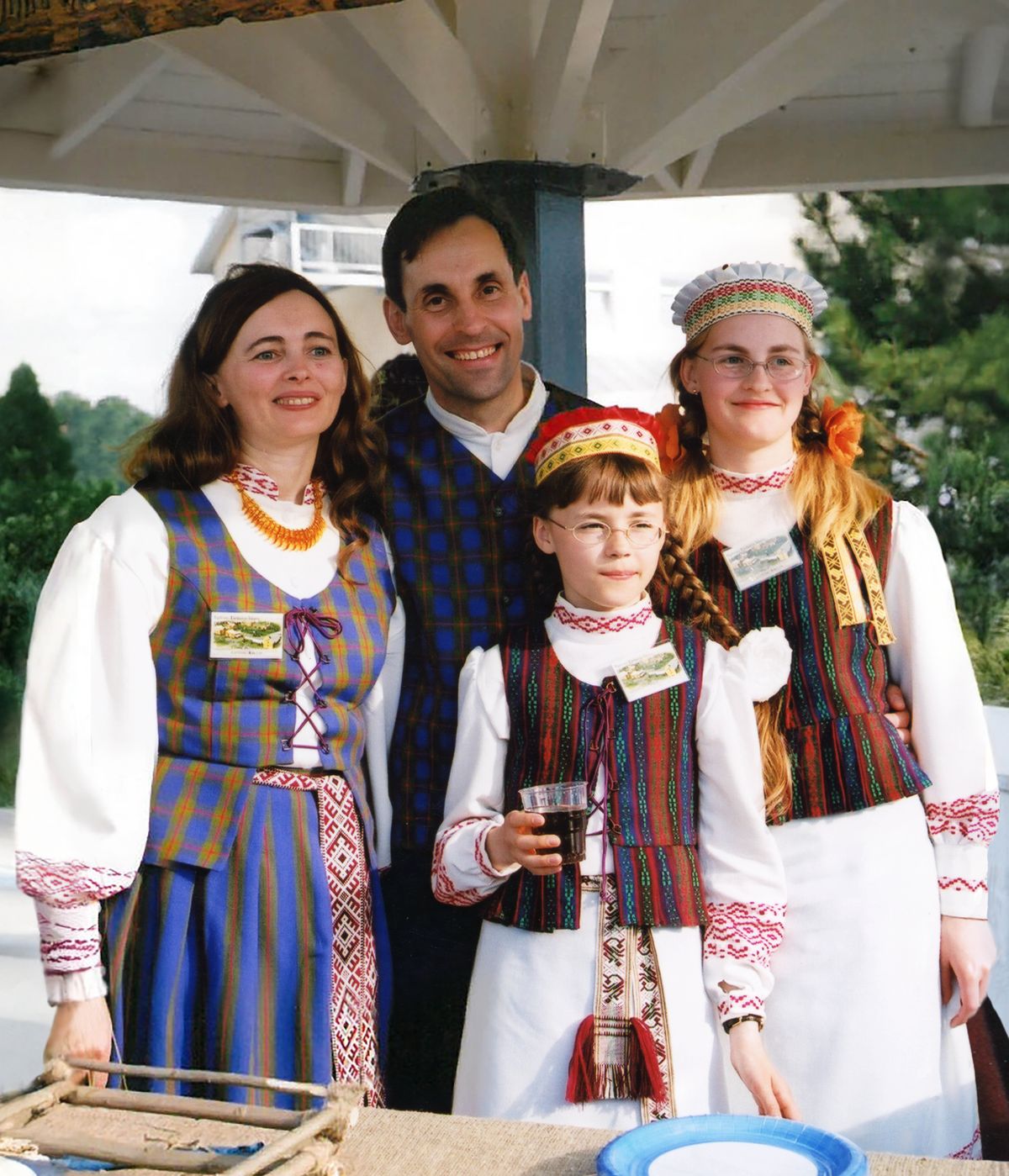 Si Virgilijus, Lidija, Oksana, ug Svajūnė nagpa-picture sa gawas sa dedikasyon sa Lithuania branch expansion.