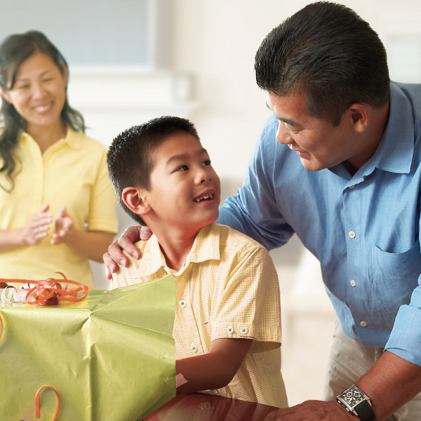 Nalipay ang mga ginikanan samtang nag-ablig regalo ang ilang anak nga lalaki