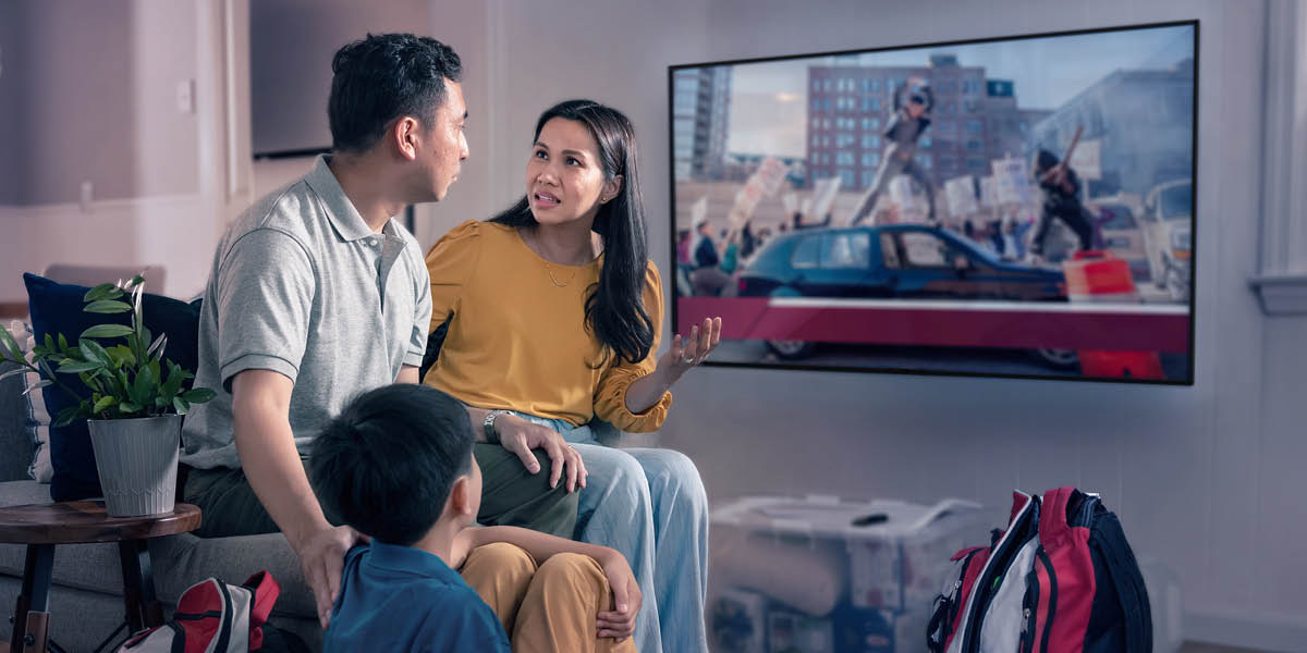 Anamudhi onaga owana-wana wa malogo mu TV. Awena asasanyedha mapasta awa.