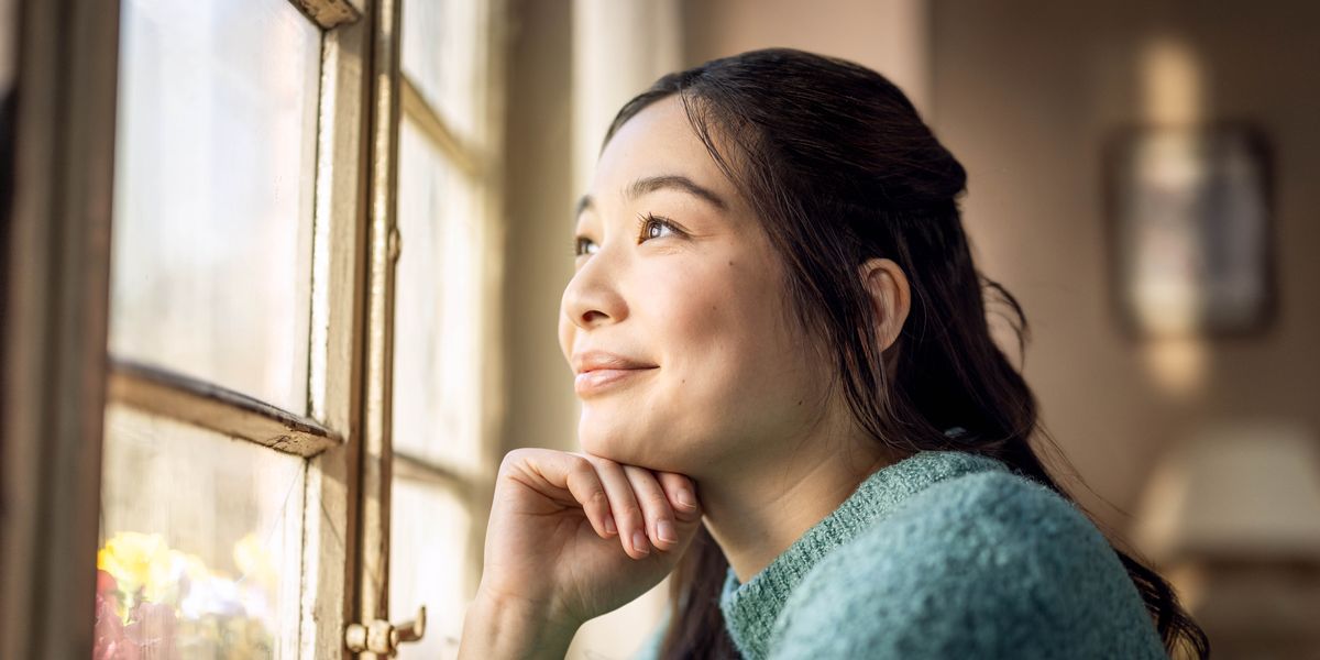 一個年輕女孩看著窗外，眼神充滿了期待。