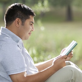 一個年輕男子在看書