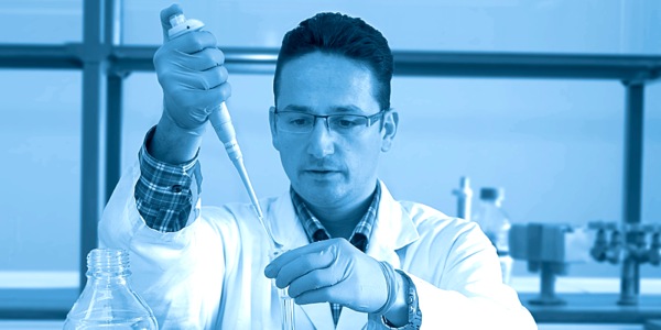 弗雷德里克·迪穆蘭在做科學研究