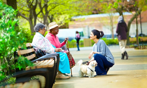 卡蘿爾和米爾德麗德在公園裡向人傳講聖經的好消息