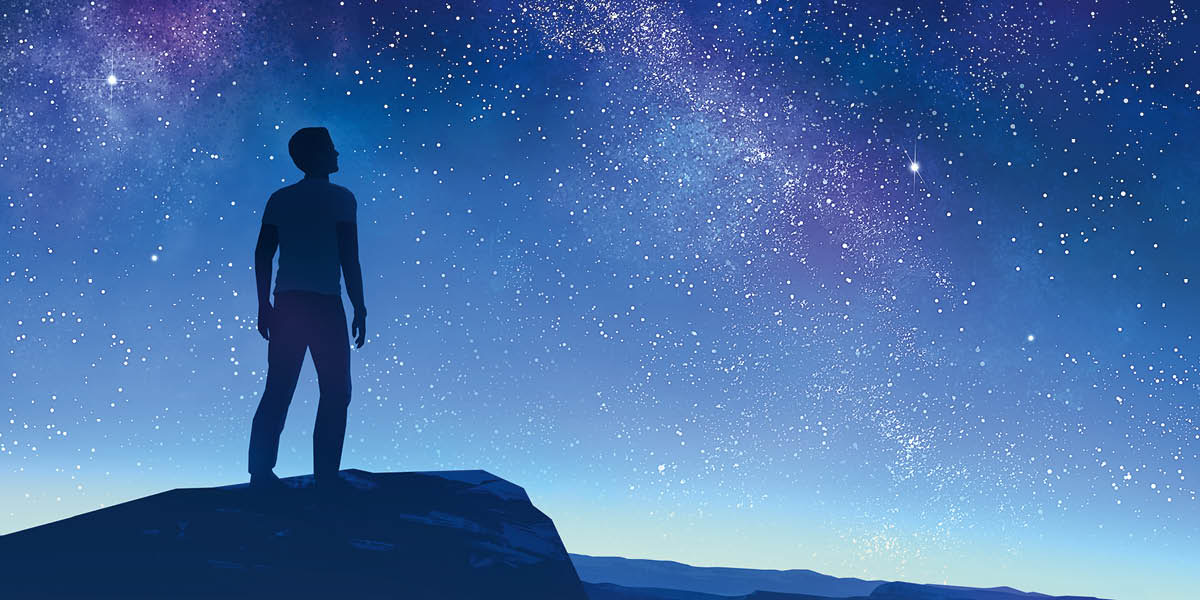 一名男子仰望夜空。