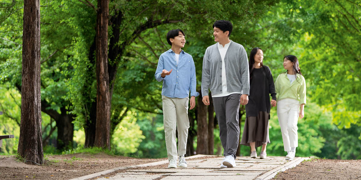 孩子跟父母在公園裡散步，愉快地聊天