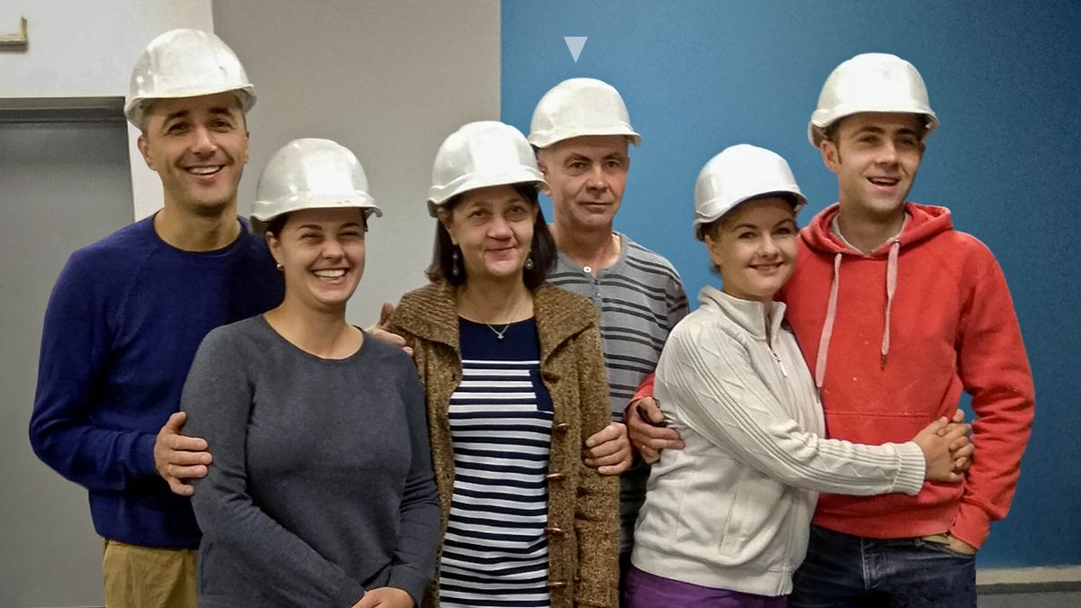 奧萊一家帶著工地安全帽在王國聚會所參加建築工程。