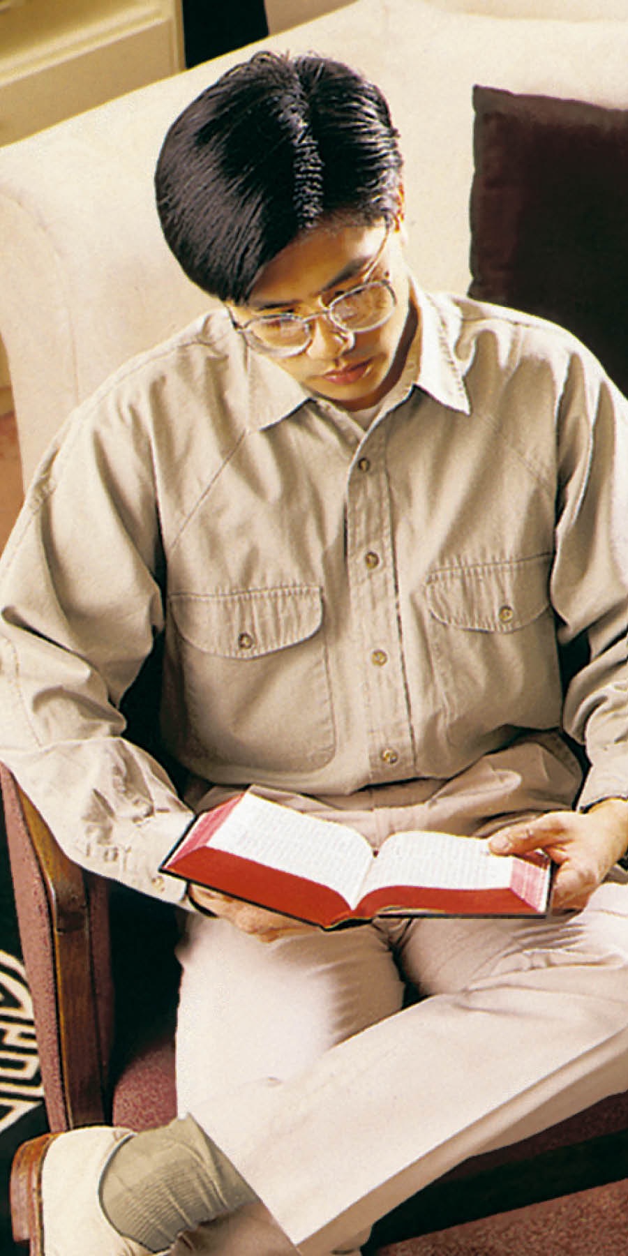 一個男子讀聖經