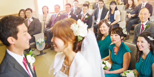 新郎和新娘宣讀婚誓，會眾的弟兄姊妹在場觀禮