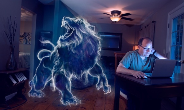男子在深夜裡觀看電腦裡的色情圖片；大獅子正在房子裡沾沾自喜