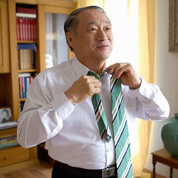老先生在打領帶