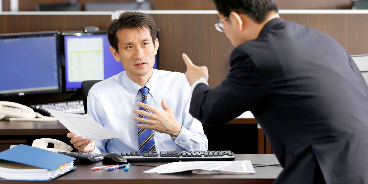 一位雇主生氣地指著他的員工