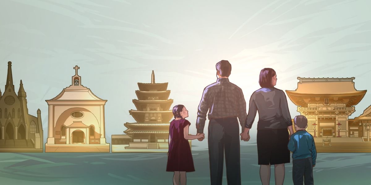 一家人望著許多宗教的建築物