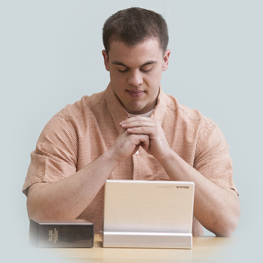 Student Bible se v modlitbě zasvěcuje Jehovovi