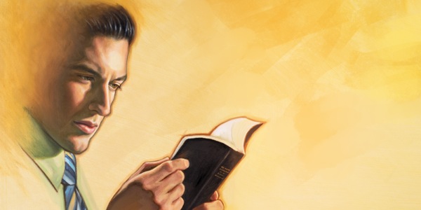 Muž se dívá do Bible
