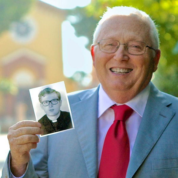 Antonio Della Gatta drží fotografii, na které je jako mladý kněz
