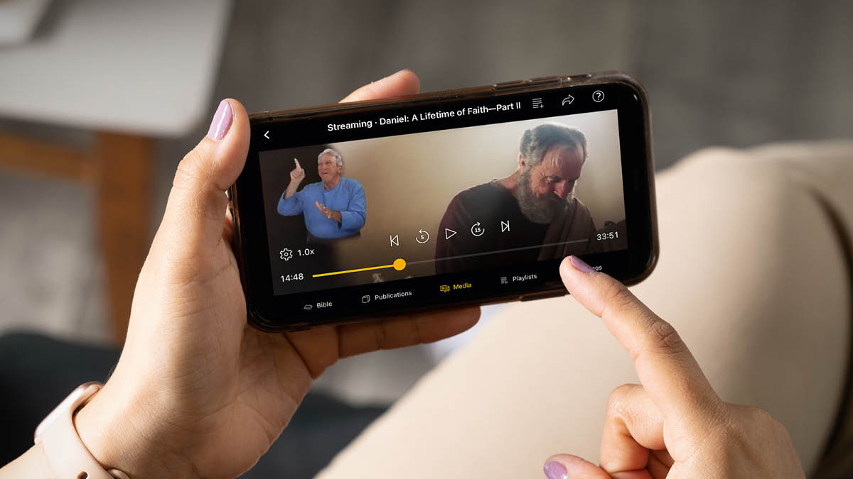 Sestra používá aplikaci „JW Library Sign Language“ a dívá se na video „Daniel – příběh nezlomné víry (2. část)“