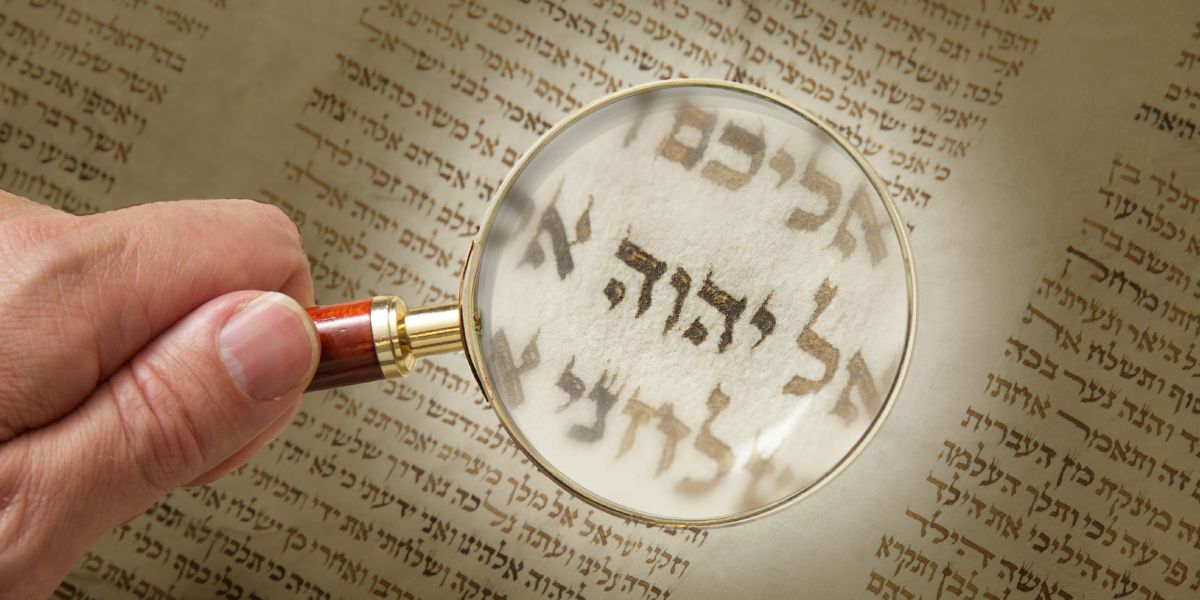 Tetragrammaton ve starověkém rukopisu pod lupou