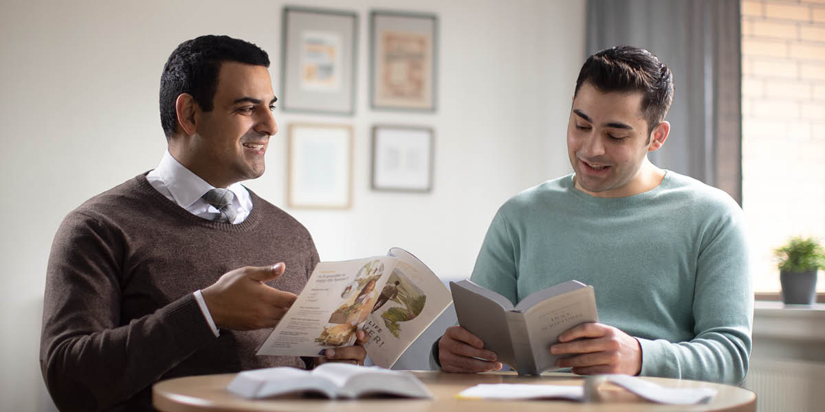 Svědek Jehovův studuje s mužem Bibli pomocí brožury „Radujte se ze života navždy!“