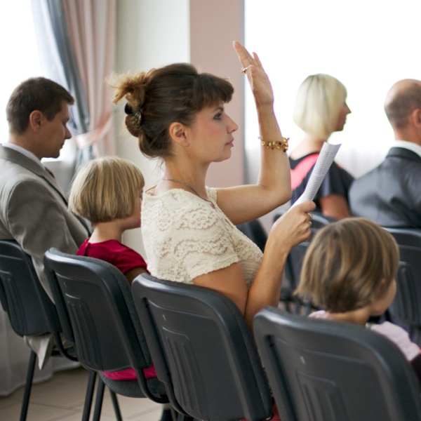 Svědkyně Jehovova se aktivně účastní shromáždění