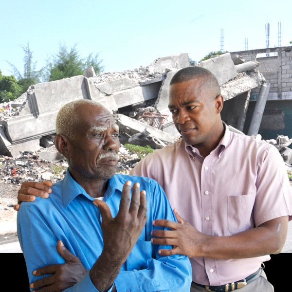 Svědek Jehovův utěšuje muže po přírodní katastrofě na Haiti