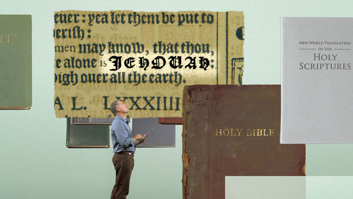 Scéna z videa „Má Bůh nějaké jméno? (úryvek)“. Muž se dívá na Boží jméno Jehova v Žalmu 83:18 v „Bibli krále Jakuba“ z roku 1611