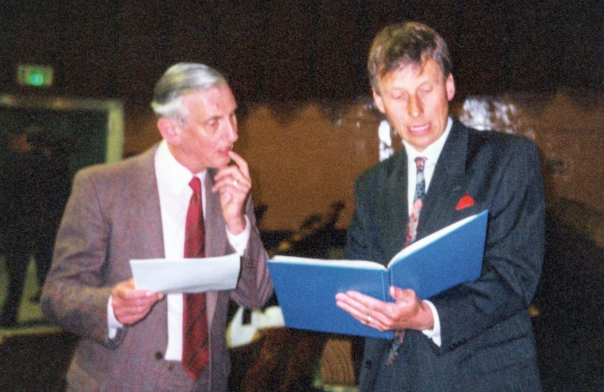 Miles Northover a David Merry si spolu na krajském sjezdu prochází poznámky.