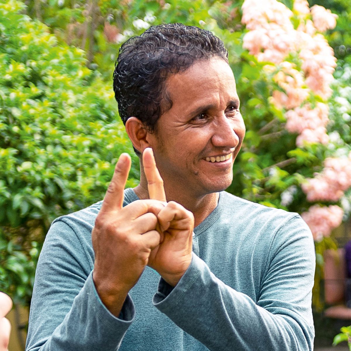Mario Antúnez znakuje.