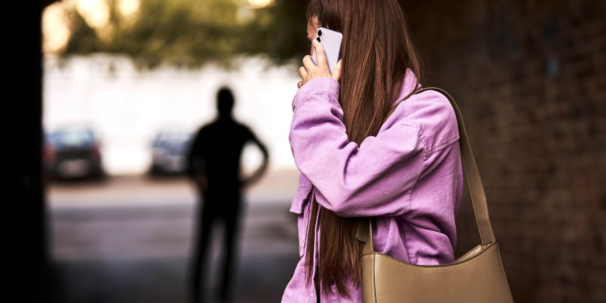 Zlý muž pronásleduje osamělou ženu. Ona se za ním ohlíží a telefonuje o pomoc.