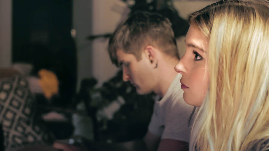 Scéna z videa „Pomáhej lidem, se kterými studuješ Bibli ... mít osobní studium“. Mary sedí vedle svého přítele a přemýšlí o jednom verši