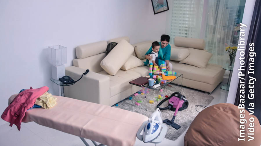 Scéna z videa „Očima teenagera: Jak si mám povídat s rodiči?“ Maminka odložila domácí práce, aby si mohla hrát se svým malým synem