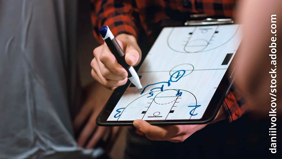Scéna z videa „Očima teenagera: Jak si mám povídat s rodiči?“ Basketbalový trenér kreslí svému týmu strategii hry