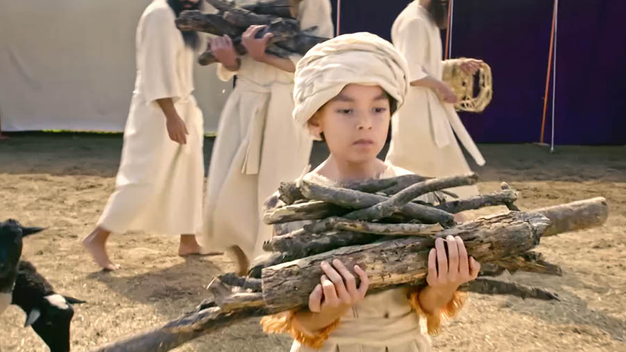 Scéna z videa „Učme se od nich: Samuel“. Malý Samuel přenáší dříví na nádvoří svatostánku