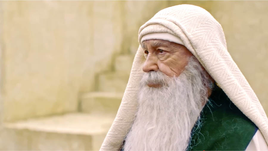 Scéna z videa „Učme se od nich: Samuel“. Prorok Samuel jako starý muž