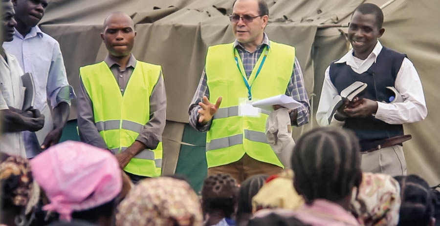 Scéna z videa „Zpráva výboru koordinátorů za rok 2019“. Bratři z výboru pro humanitární pomoc mluví s bratry a sestrami, které postihla přírodní katastrofa