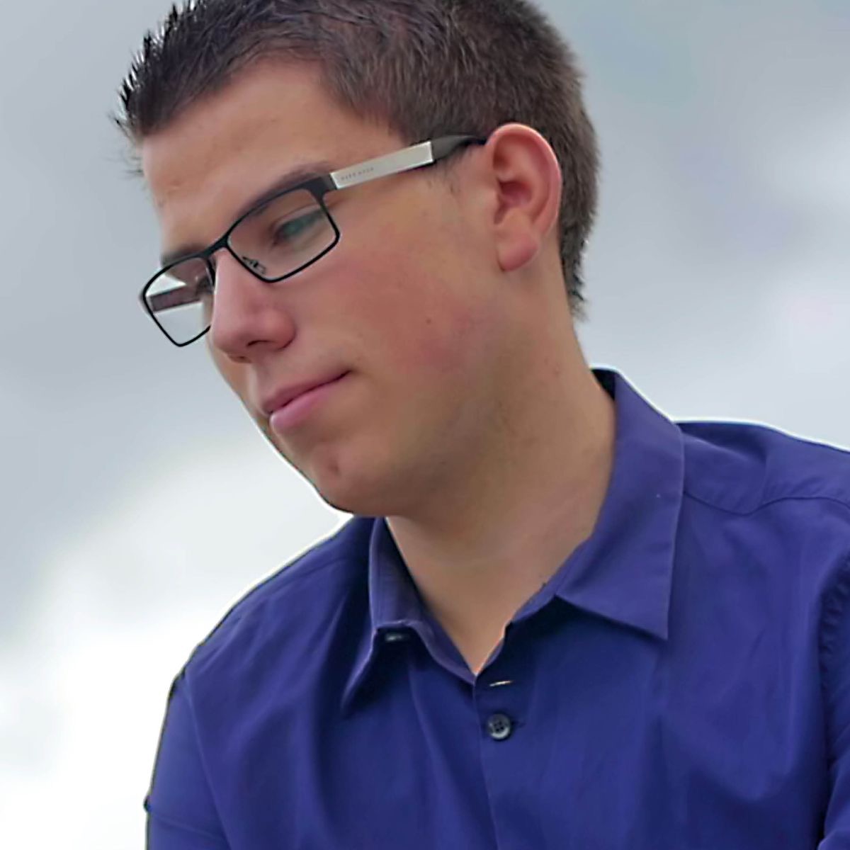 Scéna z videa „Mladí, jak si můžete zamilovat čtení Bible?“. Raphaello