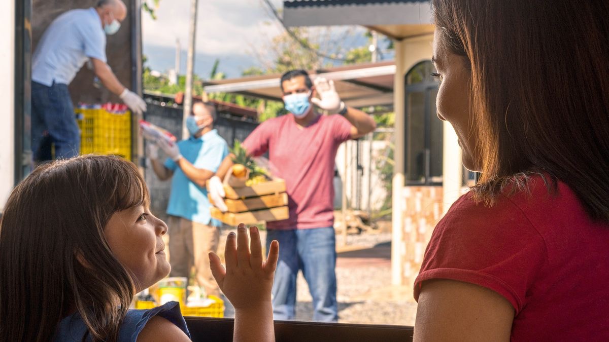 Bratři donesli jedné mamince a její malé holčičce balíček humanitární pomoci