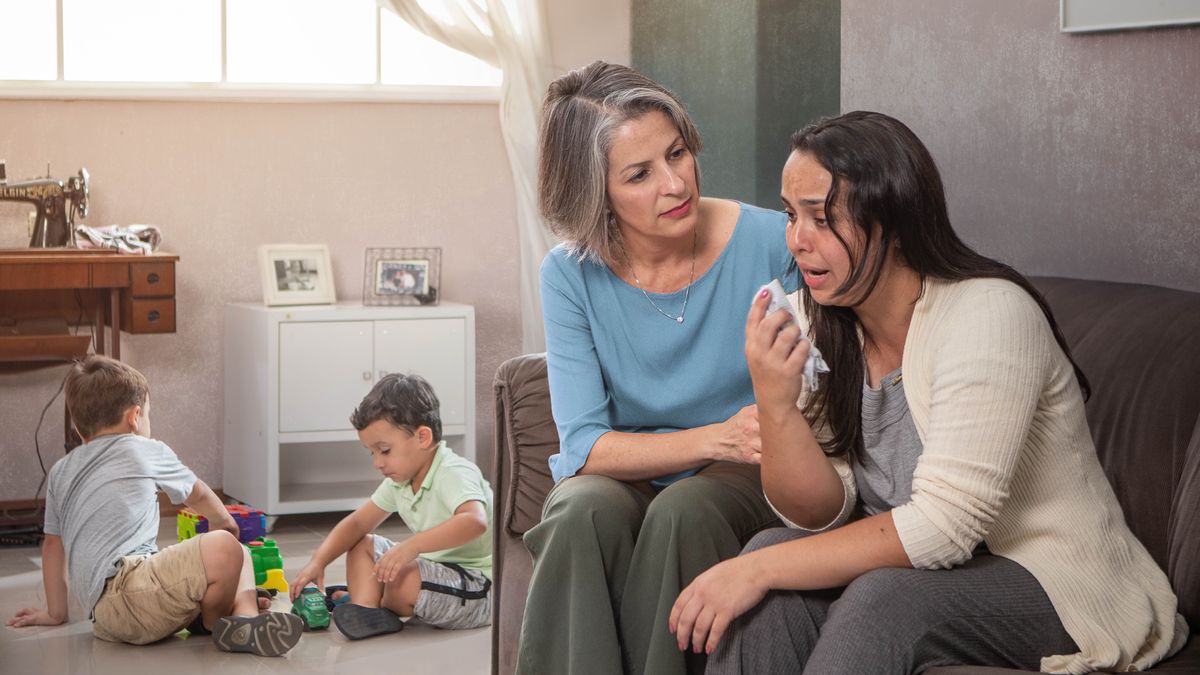Sestra s pochopením naslouchá svobodné mamince, která je zoufalá. Její dva malí synové si hrajou v jiném pokoji